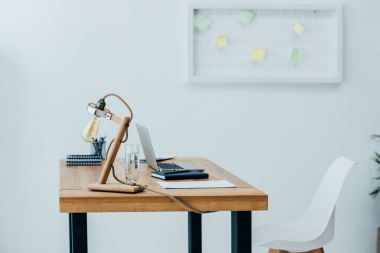 İç modern ofis dizüstü bilgisayar ve sarf malzemeleri