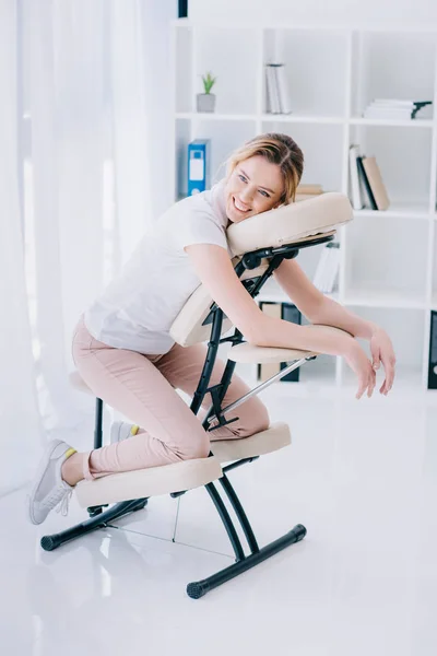Sourire Belle Femme Assise Sur Une Chaise Massage Bureau — Photo
