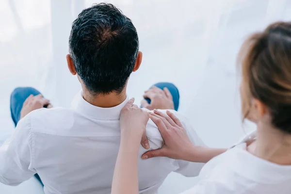 Vista Ángulo Alto Masajista Haciendo Masaje Hombro Sentado Para Hombre — Foto de Stock