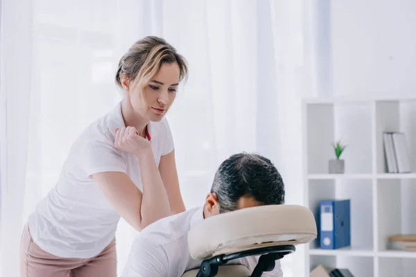 Atractivo Adulto Masajista Haciendo Sentado Masaje Para Hombre Negocios — Foto de Stock