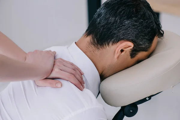 Primer Plano Masajista Profesional Haciendo Masaje Sentado Para Hombre Negocios — Foto de Stock