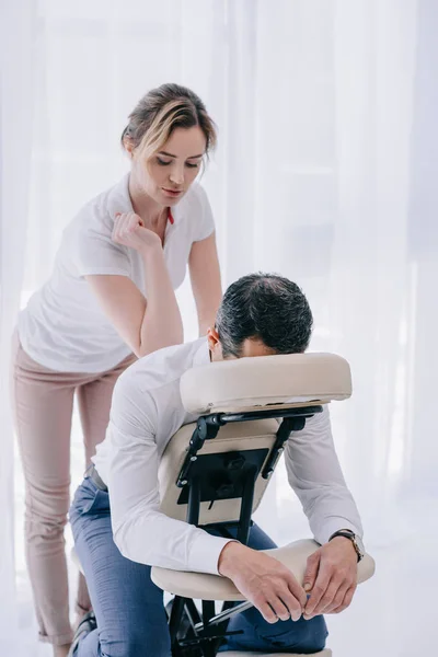 Massaggiatrice Professionista Che Massaggio Alla Schiena Seduto Uomo Affari — Foto Stock