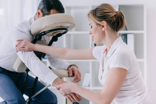 Masajista Haciendo Masaje Brazo Para Hombre Negocios — Foto de Stock