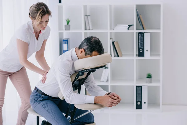 Masajista Haciendo Masaje Sentado Para Hombre Negocios — Foto de Stock