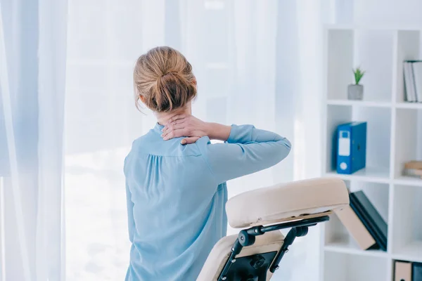 Rückansicht Einer Geschäftsfrau Mit Nackenschmerzen Auf Massagesessel — Stockfoto