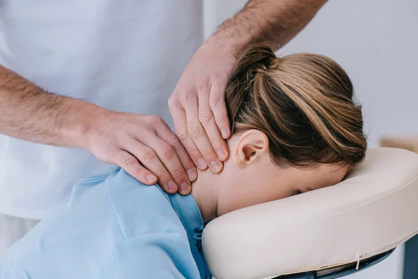 Close Tiro Massagista Fazendo Massagem Pescoço Para Mulher Negócios — Fotografia de Stock