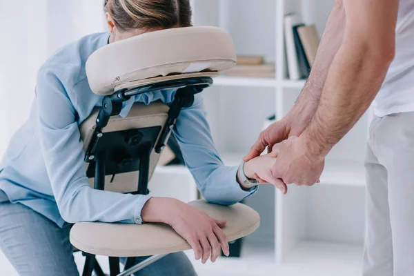 Massagista Fazendo Massagem Mãos Para Empresária Escritório — Fotografia de Stock