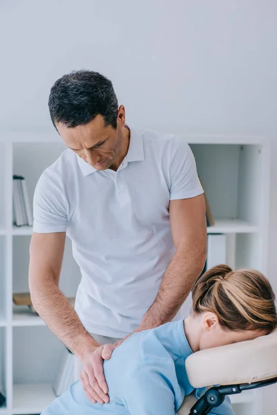 Masajista Haciendo Masaje Oficina Para Mujer Negocios — Foto de Stock