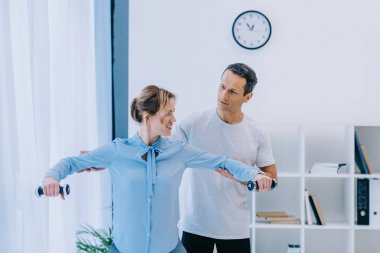 çekici işkadını dumbbells ile eğitmen ile ofiste çalışma dışarı