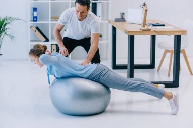 hyperextension egzersiz yaparak işkadını yan görünüm ofisinde eğitmen topla uygun