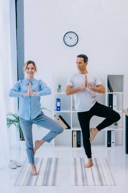 işkadını pratik yoga ağaç poz ofisinde onu antrenman ör tam anlamıyla uyum