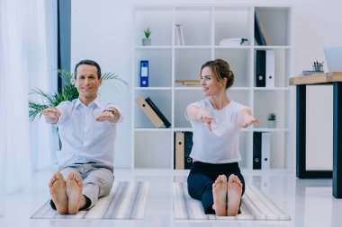 işadamı Dandasana onun eğitmen pratik yoga ile poz ofiste