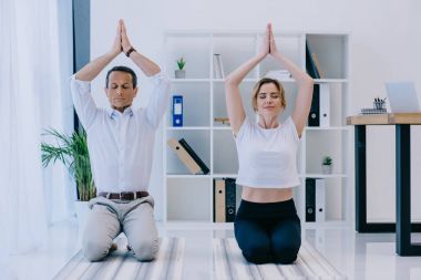 ofiste olgun işadamı onun eğitmeni yoga meditasyon ile paspaslar