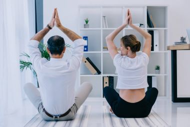 işadamı Lotus onun eğitmen pratik yoga ile poz ofiste
