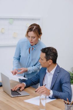 birlikte modern ofiste çalışan başarılı iş adamları