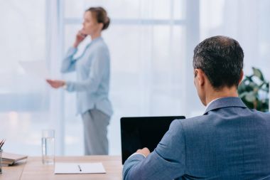 işadamı dizüstü meslektaşı office telefonla konuşurken süre ile çalışma