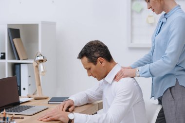 işadamı meslektaşı masaj onun için yapıyor iken işyerinde laptop ile çalışma