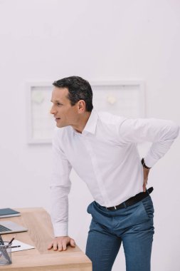 yakışıklı olgun işadamı ofisinde acı sırt ağrısı ile