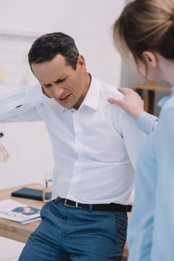 işadamı arkadaşı ona modern ofis yardım etmeye çalışırken boyun ağrısı vardır