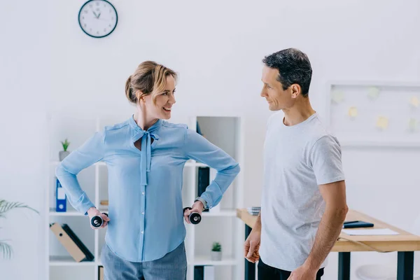 Happy Adult Businesswoman Her Personal Trainer Working Out Dumbbells Office — Free Stock Photo