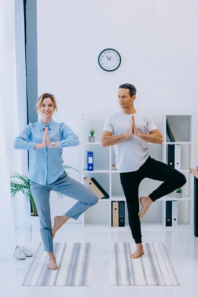 Mujer Negocios Forma Con Entrenador Practicando Yoga Pose Árbol Oficina — Foto de Stock