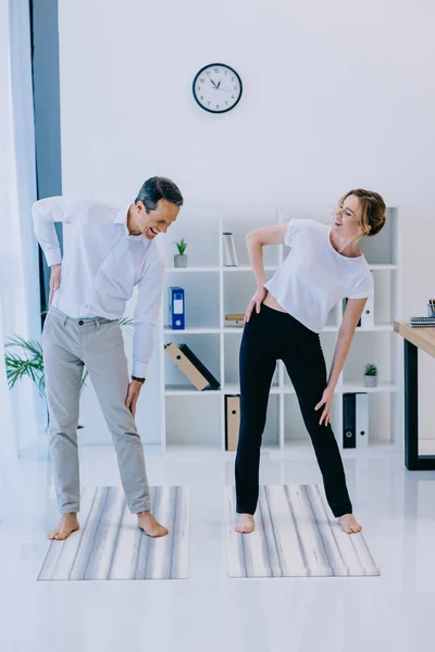 Mujer Negocios Con Entrenador Calentándose Antes Practicar Yoga Oficina — Foto de Stock