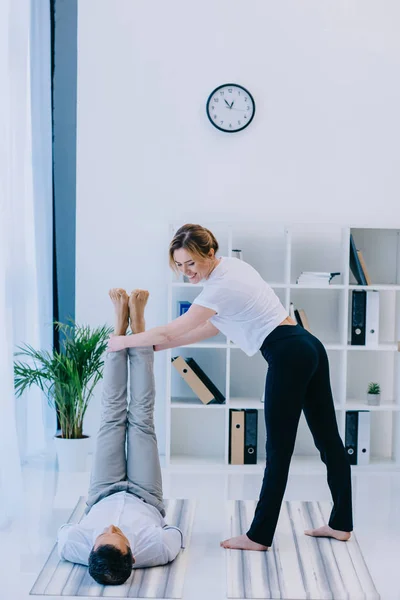 Işadamı Kkk Onun Eğitmen Pratik Yoga Ile Poz Ofiste — Stok fotoğraf