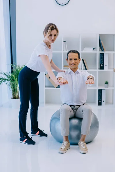 Счастливый Зрелый Бизнесмен Делает Упражнения Сидя Фитнес Мяч Женщиной Личный — стоковое фото