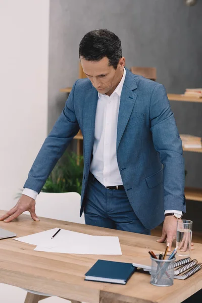 Homme Affaires Concentré Lisant Des Documents Sur Son Bureau Bureau — Photo