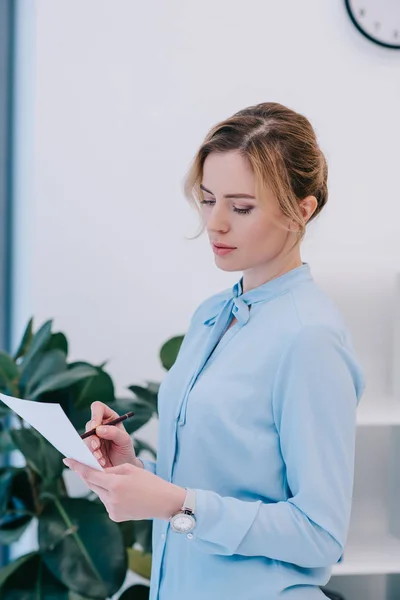 Attraktive Geschäftsfrau Mit Bleistift Lesedokument — Stockfoto