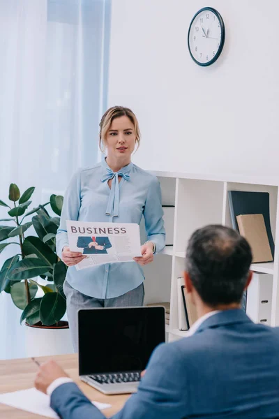 Femme Affaires Bavarder Avec Collègue Tout Lisant Journal Bureau — Photo gratuite