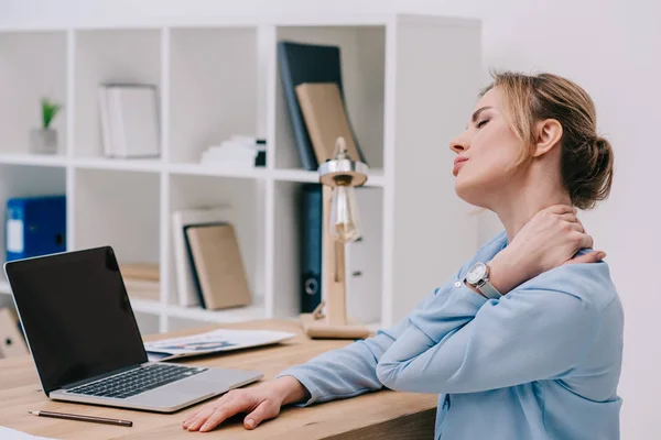 Geschäftsfrau Mit Nackenschmerzen Sitzt Arbeitsplatz Büro — Stockfoto