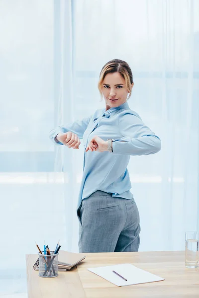 Vista Trasera Hermosa Mujer Negocios Haciendo Gimnasia Matutina Oficina —  Fotos de Stock