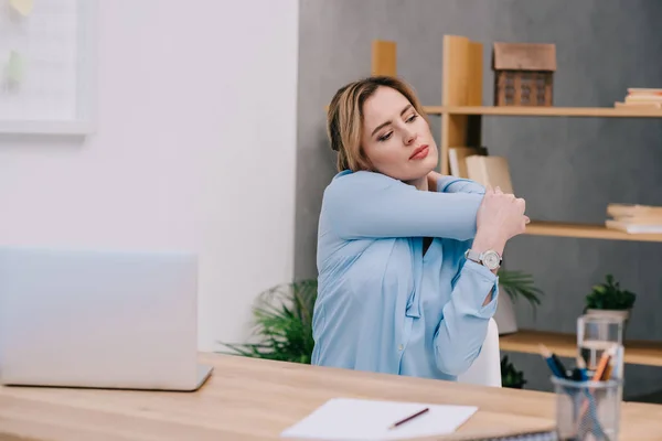 Atractiva Mujer Negocios Estirando Hombros Lugar Trabajo Oficina — Foto de Stock