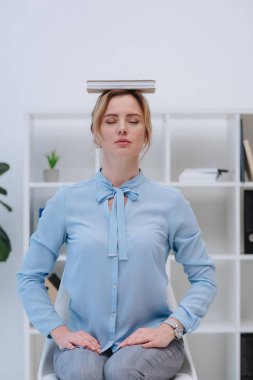 güzel işkadını office başında kitap ile meditasyon