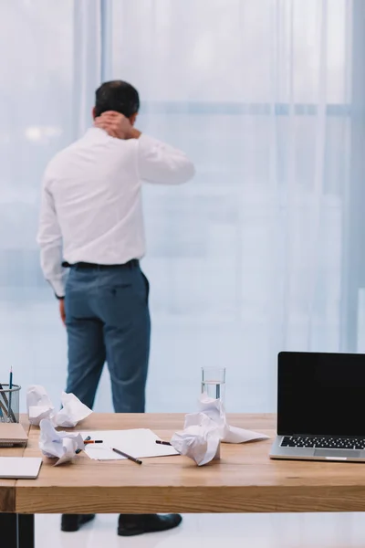 Reifer Geschäftsmann Mit Nackenschmerzen Büro Mit Chaotischem Arbeitsplatz Vordergrund — Stockfoto