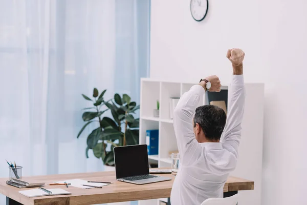 Visão Traseira Empresário Que Estende Seu Local Trabalho — Fotografia de Stock