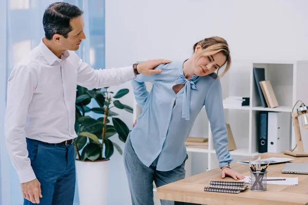 Vonzó Üzletasszony Van Hátfájás Miközben Kollégája Próbál Segíteni Neki Office — Stock Fotó