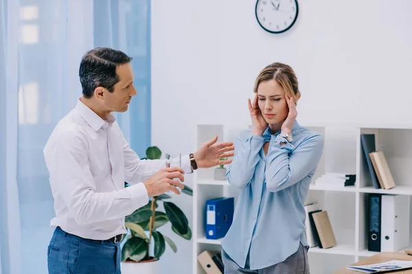 Atractiva Mujer Negocios Tiene Dolor Cabeza Mientras Que Colega Tratando — Foto de Stock