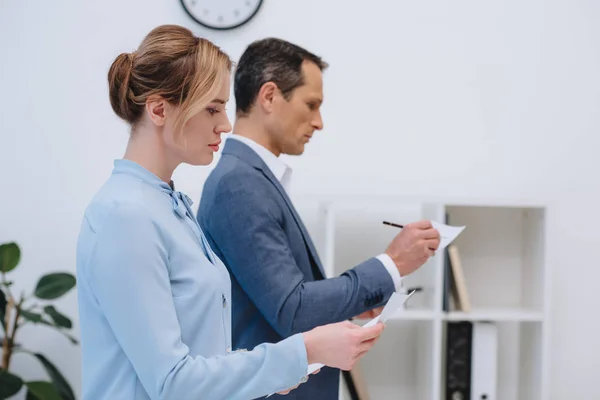 Klare Sicht Auf Geschäftsleute Die Büro Gemeinsam Papierkram Erledigen — Stockfoto