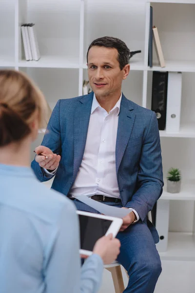 Reifer Geschäftsmann Gespräch Mit Kollege Büro — Stockfoto