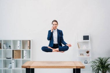 Smartphone ile konuşmak ve ofiste levitating kameraya bakarak bir işkadını