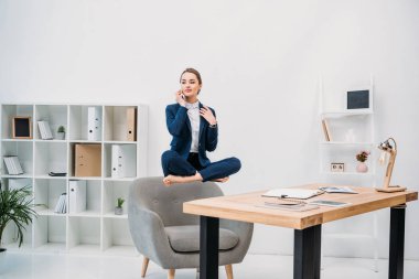 güzel genç işkadını Smartphone tarafından işyerinde levitating süre konuşmak 