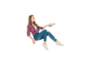 güzel kız beyaz izole levitating dijital tablet kullanarak