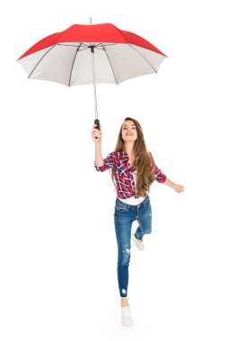 mutlu genç kadın üzerinde beyaz izole kırmızı şemsiye tutan