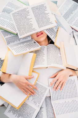 yukarıda, eğitim kavramı kitap olan kadın 
