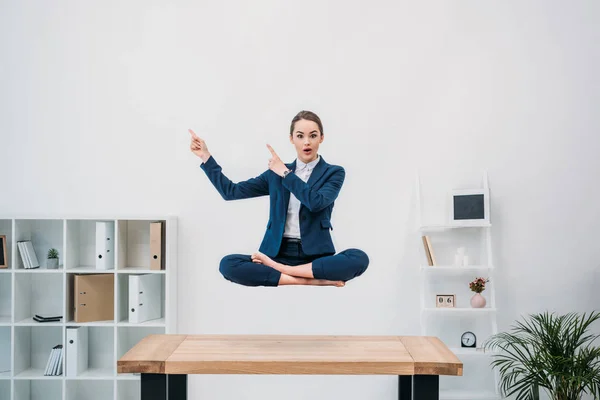 Young Busnesswoman Pointing Fingers Looking Camera While Levitating Workplace — Stock Photo, Image