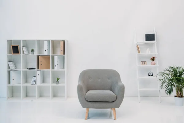 Moderno Interior Oficina Con Sillón Gris Carpetas Estantes — Foto de Stock