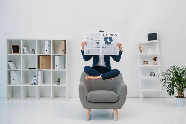 Affärskvinna Läsa Tidningen Samtidigt Som Svävar Office — Stockfoto