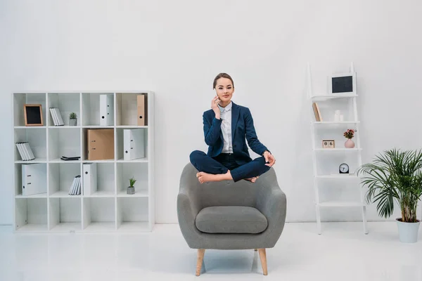 Young Businesswoman Talking Smartphone Smiling Camera While Levitating Office — Stock Photo, Image
